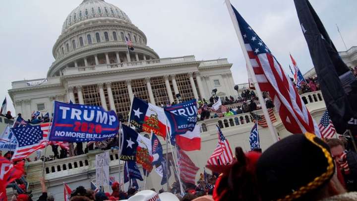 Trump demandará por $1.000 millones a la BBC: Su director y máxima responsable de noticias renunciaron