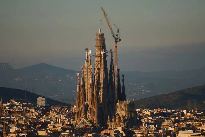 La Sagrada Familia de Barcelona se convierte en la iglesia más alta del mundo