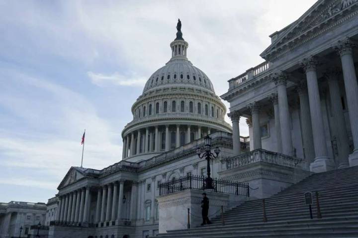 Senado de EEUU da primer paso para poner fin al cierre del Gobierno