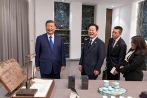 Xi jokes about spying with Chinese phone gift for South Korea’s Lee