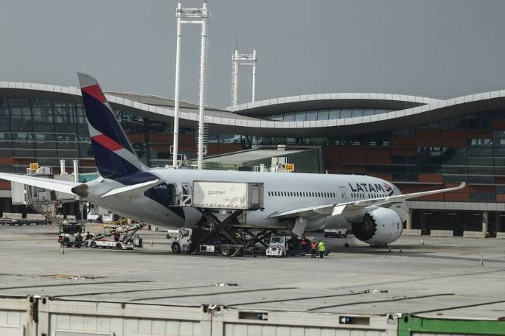 Latam cancela nuevos vuelos por huelga de pilotos que este miércoles cumple una semana