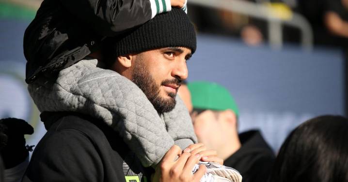 Oregon honors former QB Marcus Mariota during big game against USC