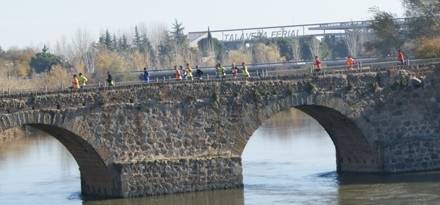 La Carrera Popular 'Vuelta al Casco' de Talavera celebra su trigésimo aniversario sin pasar por el puente viejo