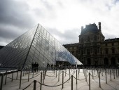 Louvre shuts gallery over ceiling safety fears
