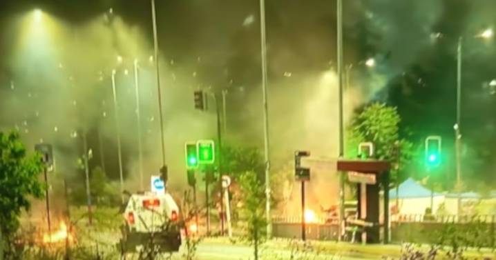 Encapuchados prenden barricadas y se enfrentan a piedrazos con carabineros tras desalojo de feria navideña ilegal en Peñalolén