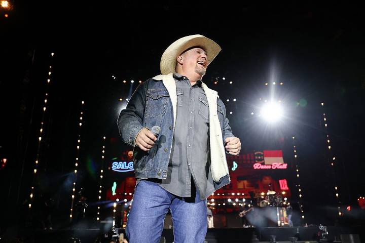 Watch 'Garth Brooks Backstage & Behind-the-Scenes' TalkShopLive Stream