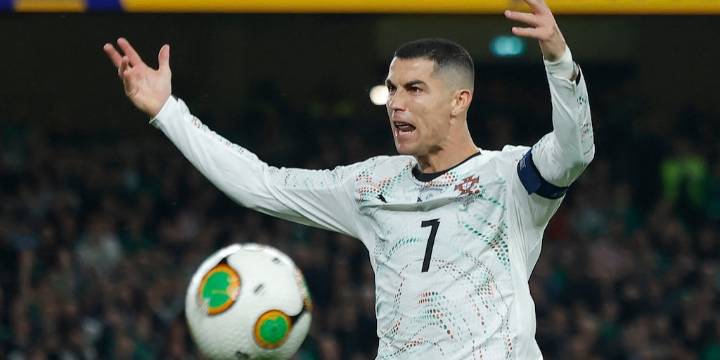 Codazo, expulsión y gestos provocativos a la tribuna: el minuto de furia de Cristiano Ronaldo en Irlanda
