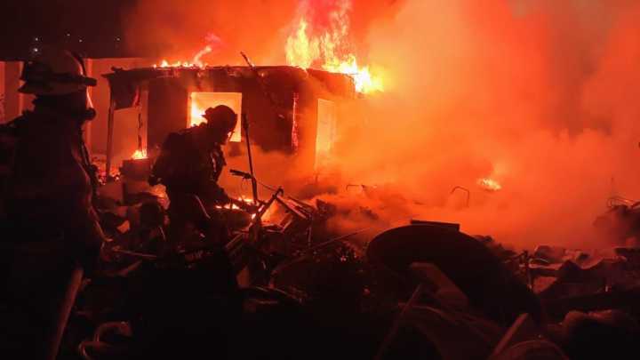 Fuerte Incendio Consume Vivienda en Maneadero Ensenada; No Hubo Lesionados