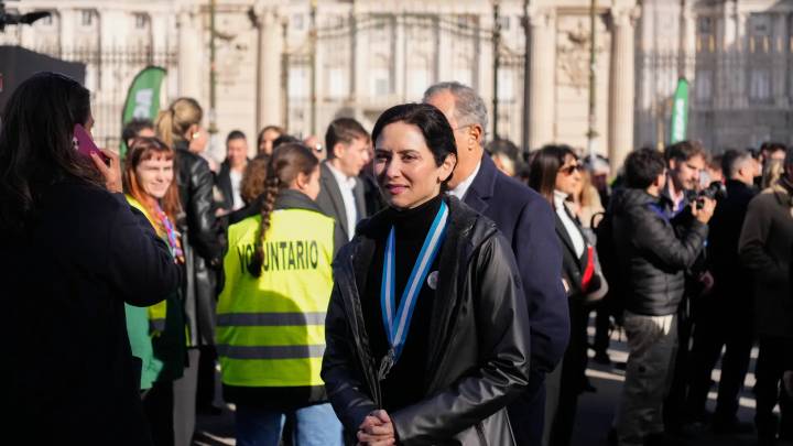 Ayuso abandona en ambulancia la misa de la Almudena por una "leve indisposición"