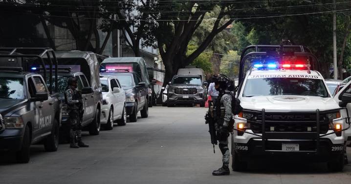 Policía bancaria es apuñalada por otro agente en tienda de CDMX; agresor fue detenido