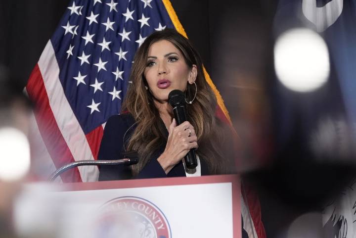 Noem elogia a agentes migratorios por detener a inmigrantes durante el cierre federal