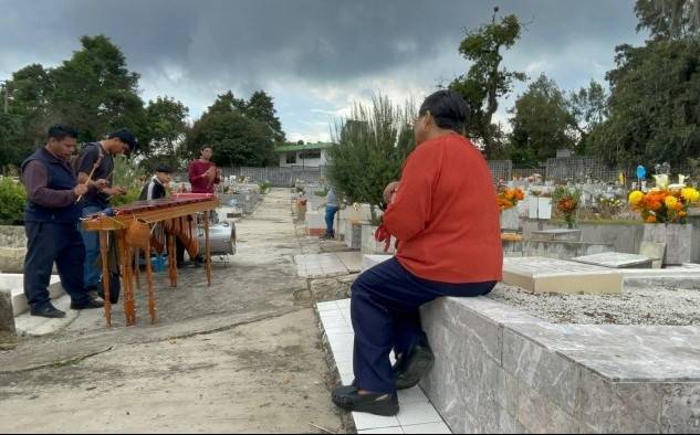Flores, música y lágrimas en el Panteón Xalapeño: así se vivió el Día de Muertos en Xalapa