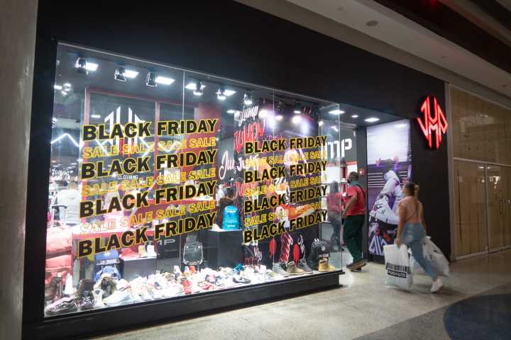 Moderada afluencia en el Black Friday de La Cascada pese a ofertas en tiendas de ropa, calzado y artículos navideños