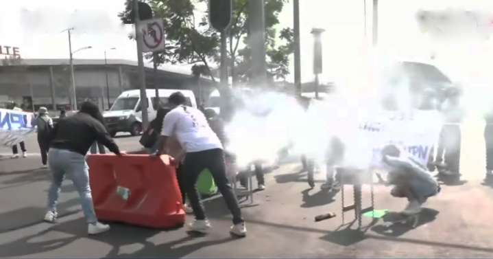 ¡Con quema de chiles! Estudiantes de la UPN protestan frente a la Cámara de Diputados