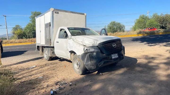 Pierde el control y estrella con talud de tierra