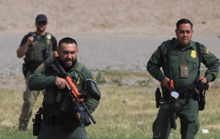 Ataques armados contra agentes fronterizos de CBP desatan operativo en borde EE.UU.