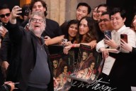 Video: Del Toro apapacha a fans en alfombra de Frankenstein en CDMX