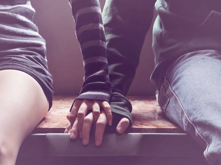 Darse la mano es más íntimo que un encuentro sexual: esto es lo que piensa la generación Z