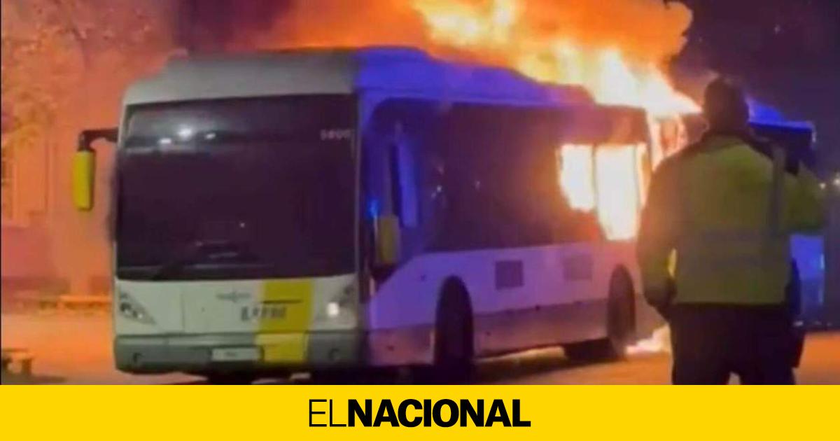 Se incendia un autobús que llevaba aficionados del Barça al estadio del Brujas