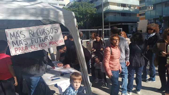 Las familias del instituto de Cuarte recogen firmas administrativo