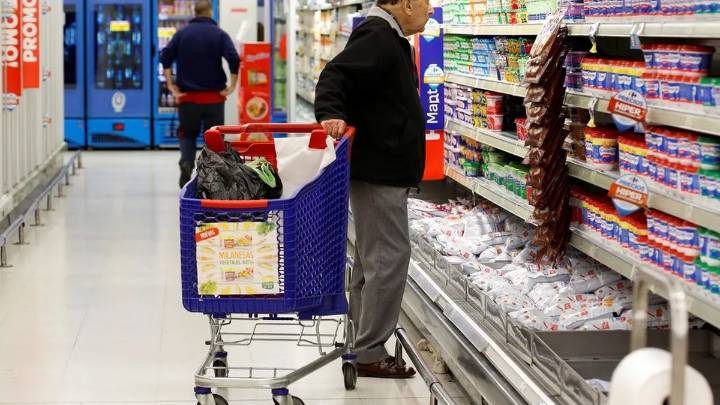 Llenar el changuito en la provincia de Buenos Aires cuesta más de $750.000 por mes