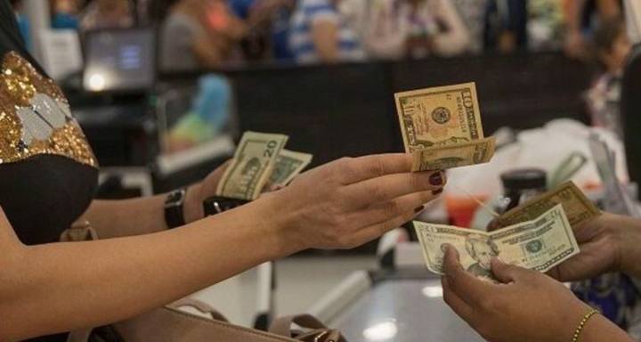 El dólar baja por menor demanda de refugio