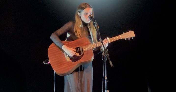 Zahara no deja a Salamanca 'con las ganas' y sorprende con su apuesta en acústico