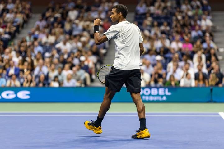 Deadspin | Felix Auger-Aliassime joins Jannik Sinner in Nitto ATP Finals semis