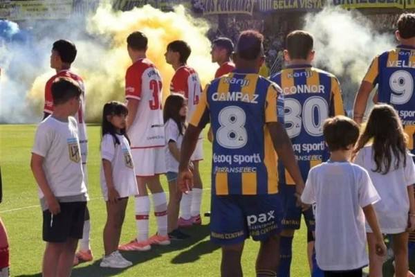 Dan severo castigo a Estudiantes por dar espalda en pasillo