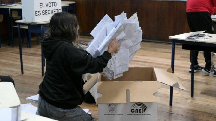 Resultados preliminares apuntan a victoria del "No" en referéndum de Ecuador