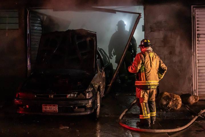 Carro se estrella contra cochera y provoca incendio en la 3 de Octubre