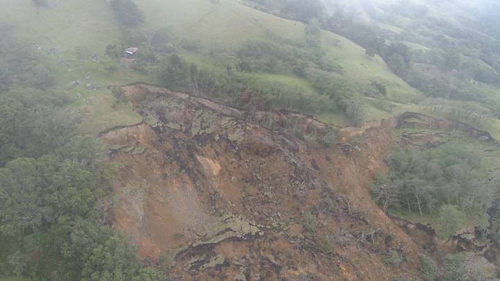 Deslizamiento en Sotará pone en jaque el agua potable de tres municipios del Cauca