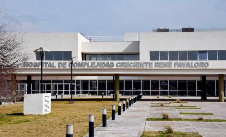 Un motociclista chocó contra una camioneta y sufrió una fractura