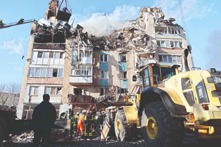 Russian barrage kills 25 people in Ukraine city