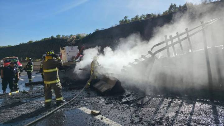 Choca tráiler cargado con tela en la Autopista Naucalpan-Toluca, no hay lesionados: FOTOS
