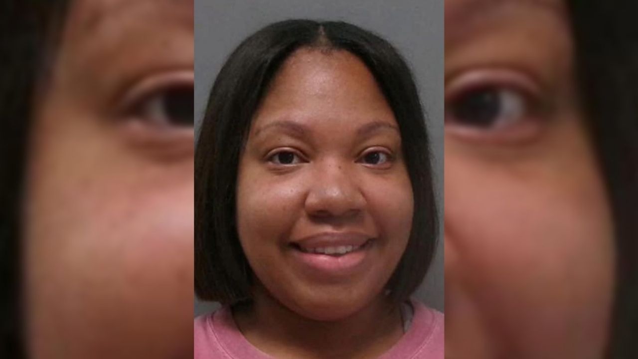 Lo agarran a cinturonazos por mariguano, ¡pero arrestan a su mamá!