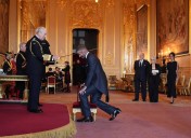 Recibe David Beckham título de caballero en ceremonia con el rey Carlos