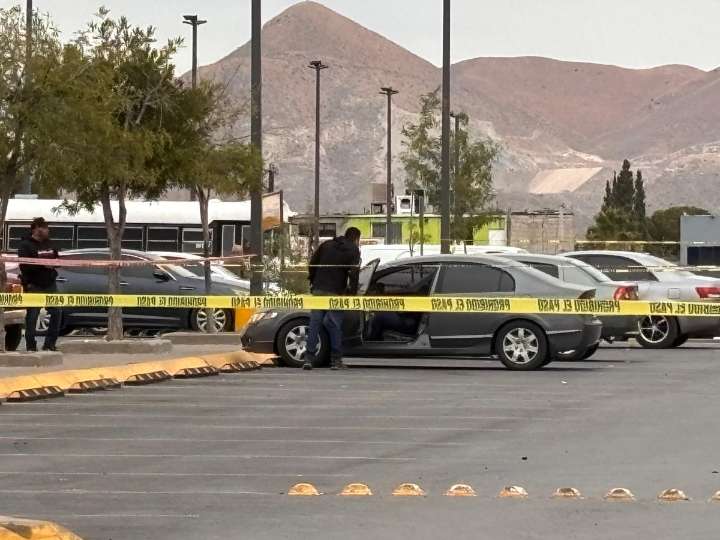 Hallan cadáver dentro de un vehículo en estacionamiento de tienda Smart