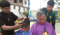 Escolar emprende negocio para pagar sus estudios y la rompe: es el barbero más solicitado del barrio