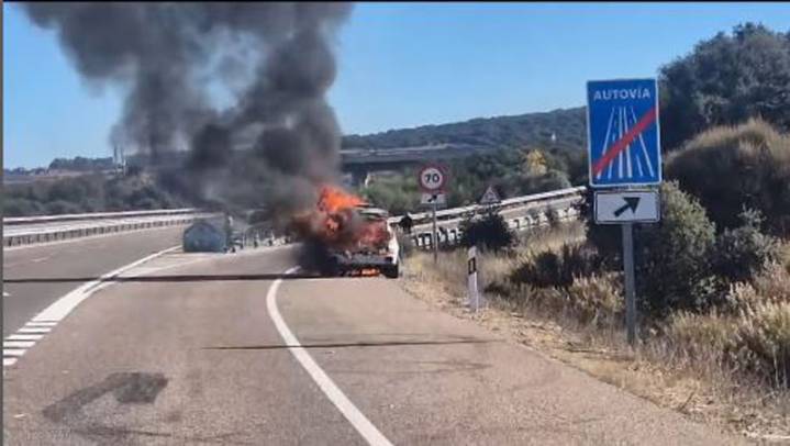 Arde un coche en la autovía junto a la Rad