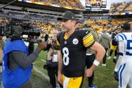 Aaron Rodgers Wants to Battle Injury as Mike Tomlin Keen on Shift Amid Steelers’ Playoff Slide Steelers face playoff pressure as Aaron Rodgers battles injury and Chicago matchup threatens to reshape t