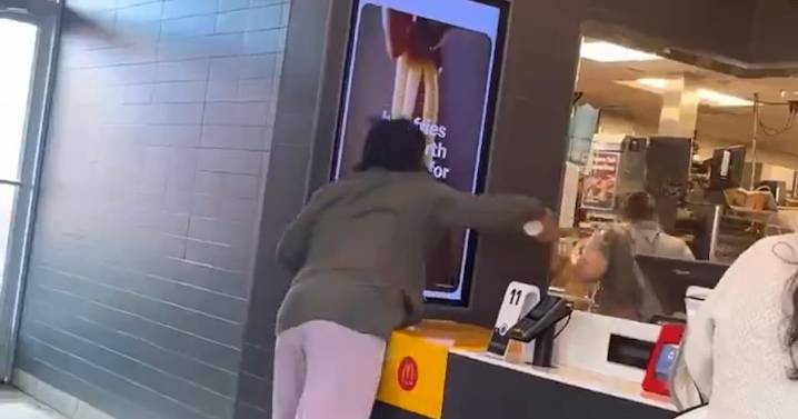 Mujer lanza café hirviendo a gerente de McDonald’s tras discusión por su pedido