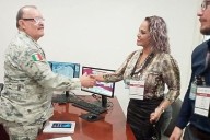 A empujones sale coronel Othón de la Aduana