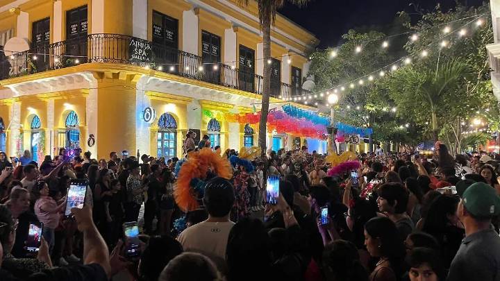Más de 50 mil almas disfrutan la tradicional callejoneada del Día de Muertos en Mazatlán