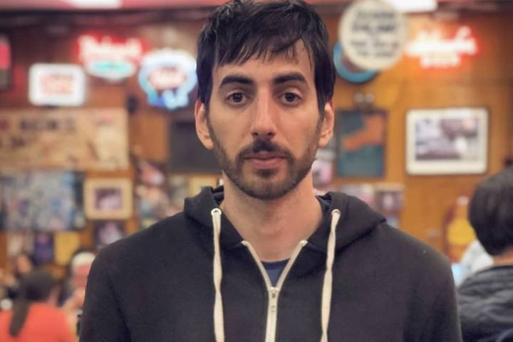 "Este soy yo". Santiago Korovsky recibió un reconocimiento en la UBA y su madre sacó una foto que quedó para el recuerdo