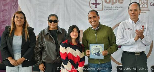 ALCALDE EQUIPA JARDÍN DE NIÑOS CON JUEGOS INFANTILES