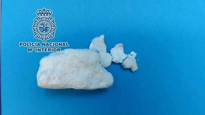 Una pareja que lanzó a la calle medio kilo de cocaína en Pontevedra se enfrente a más de cuatro años de cárcel
