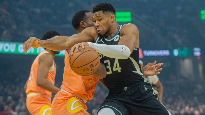 Bucks' Giannis Antetokounmpo leaves game vs. Cavaliers due to a left groin strain.