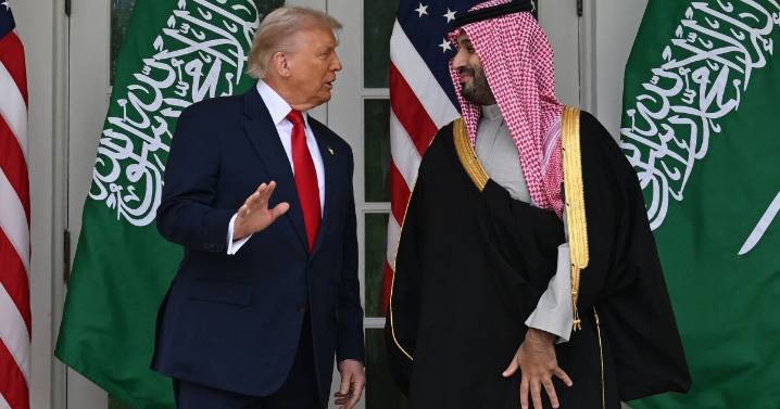 Trump apoya a príncipe saudí por el caso de un periodista asesinado