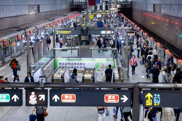 Taiwan economy could grow close to 6% this year, statistics chief says